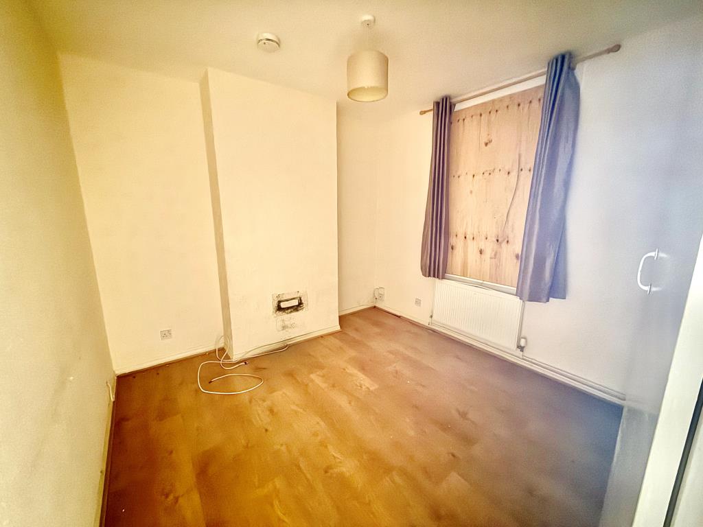 Lot: 158 - TERRACED HOUSE FOR REFURBISHMENT - Living room